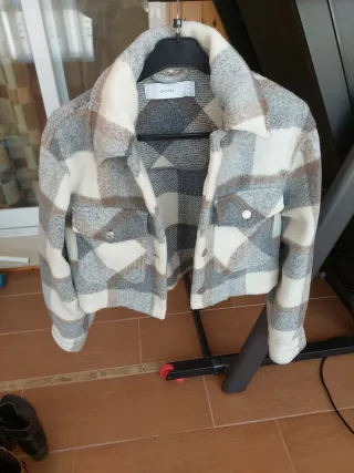 Chaqueta cuadros Bershka beige y gris