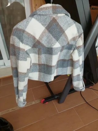 Chaqueta cuadros Bershka beige y gris