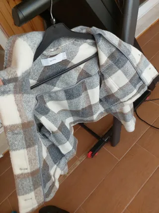 Chaqueta cuadros Bershka beige y gris