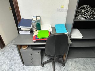 Escritorio y cajoneras de oficina