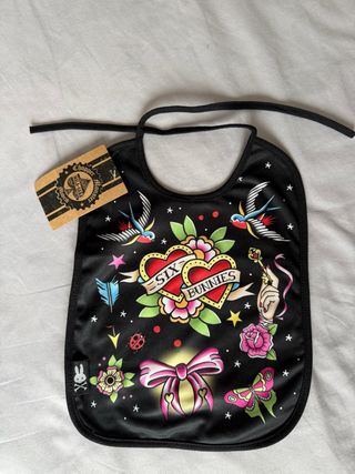 Babero Six Bunnies MalaSana Tattoo