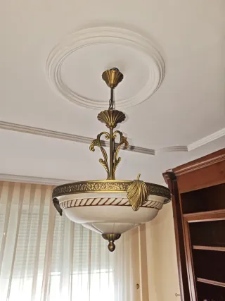 Lámpara de salón dorada y blanca