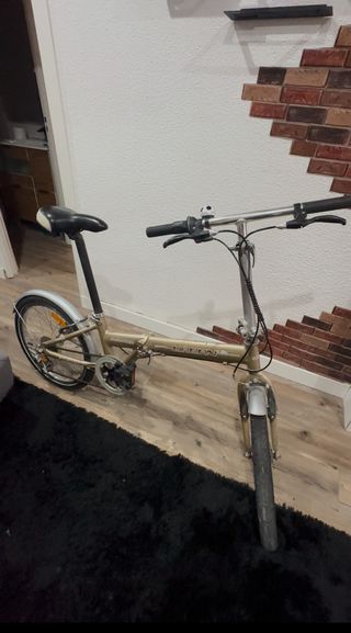 Bicicleta plegable dorada
