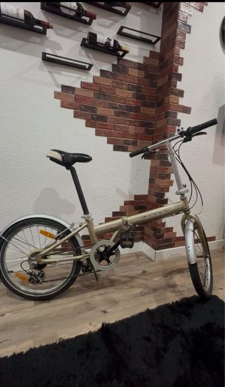 Bicicleta plegable dorada