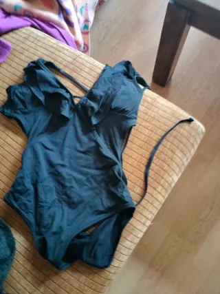 Costume da bagno nero con volant