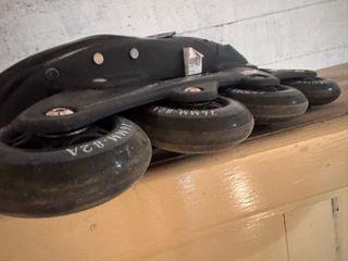 Patines en línea Boomerang negros con etiquetas