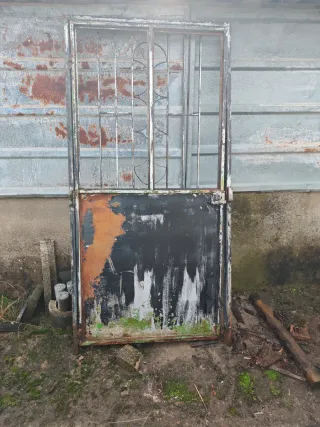 Puerta metálica con rejas