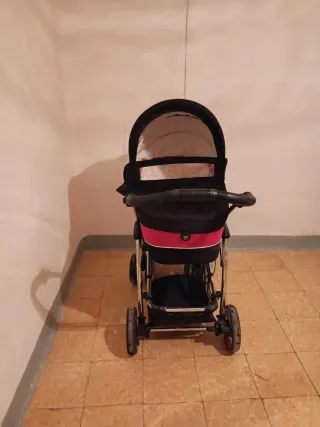 Carrito de bebé rojo y negro