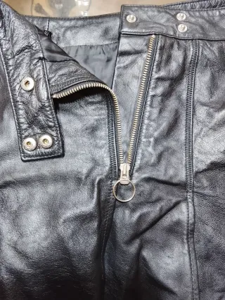 Falda cuero negra cremallera y hebillas