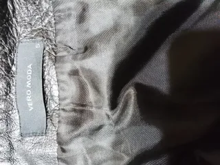 Falda cuero negra cremallera y hebillas