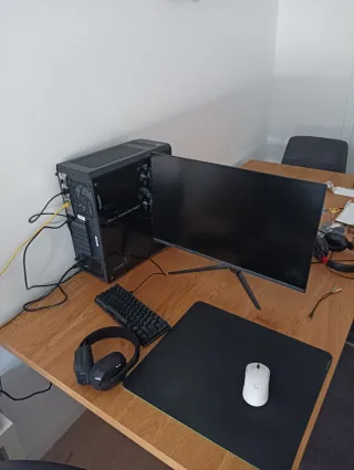 Ordenador gaming negro, 2 meses de uso