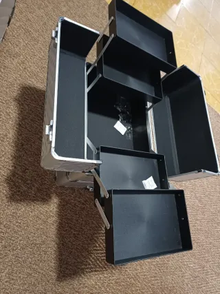 Maletín de maquillaje plateado con ruedas