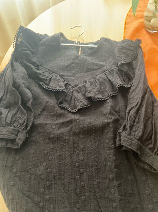 Camisa Shein negra tela perforada con volantes