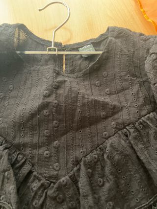 Camisa Shein negra tela perforada con volantes