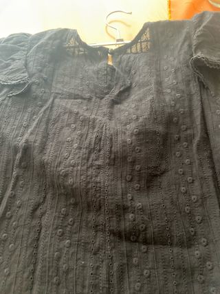 Camisa Shein negra tela perforada con volantes