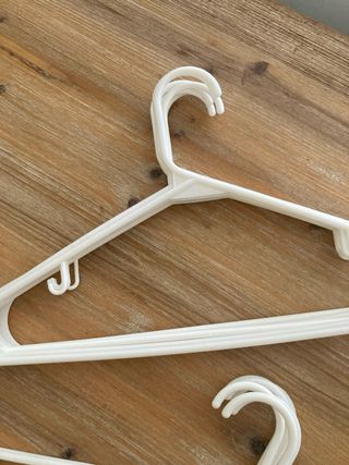 42 Perchas de Plástico Blancas