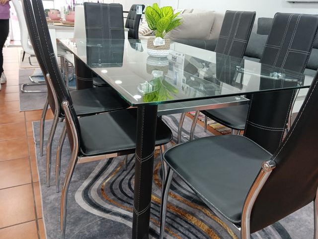 Mesa extensible cristal y 6 sillas blancas