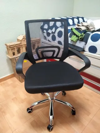 Silla de escritorio negra y plateada