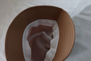 Gorro de playa marrón