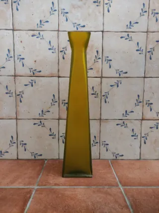 Jarrón de cristal amarillo