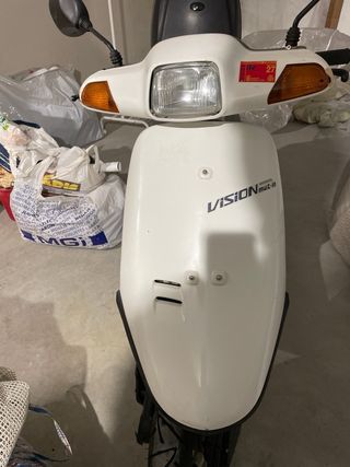 Honda Vision Met-in Moto Scooter