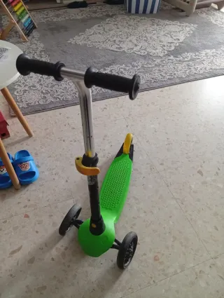 Bicicleta sin pedales y patinete infantil