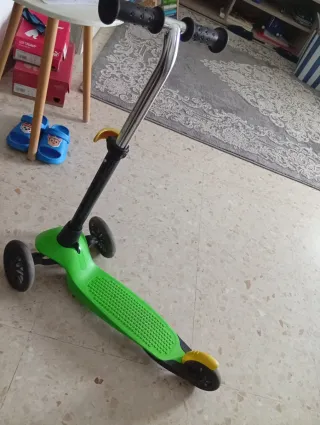 Bicicleta sin pedales y patinete infantil