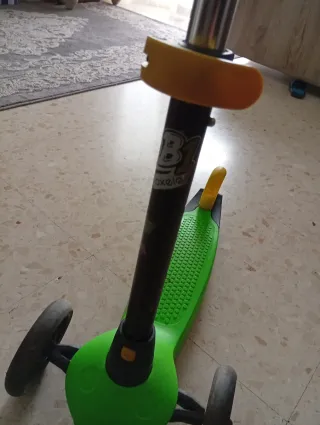 Bicicleta sin pedales y patinete infantil