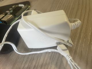 Raspberry Pi 4 B 2GB RAM y cargador original