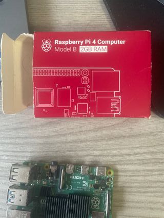 Raspberry Pi 4 B 2GB RAM y cargador original