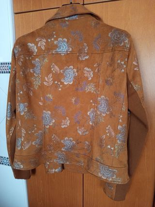 Chaqueta Desigual floral marrón y azul