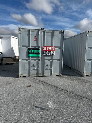 Contenedor de carga gris