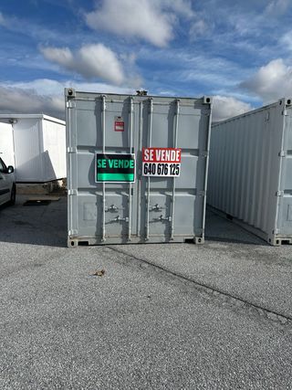 Contenedor de carga gris