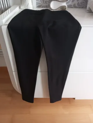 Leggings negros Zara con botones dorados