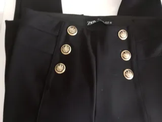 Leggings negros Zara con botones dorados