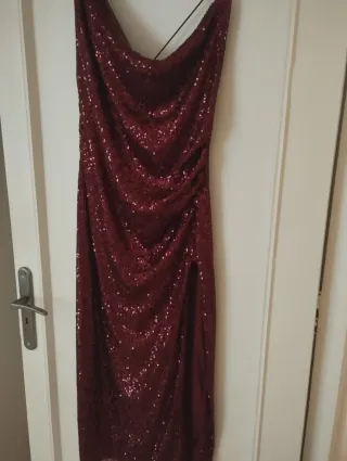 Vestido de fiesta burdeos con lentejuelas.