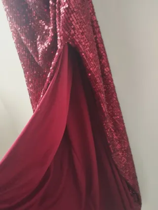 Vestido de fiesta burdeos con lentejuelas.