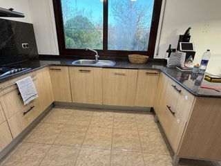 Conjunto muebles de cocina madera y marmol.