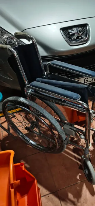 silla de ruedas para reparar ruedas y reposapies