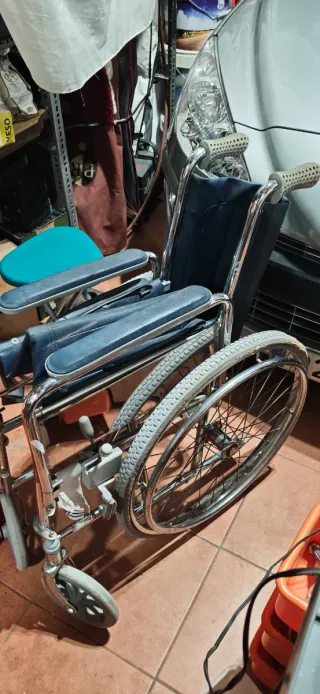 silla de ruedas para reparar ruedas y reposapies