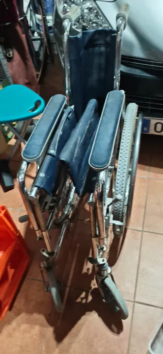 silla de ruedas para reparar ruedas y reposapies
