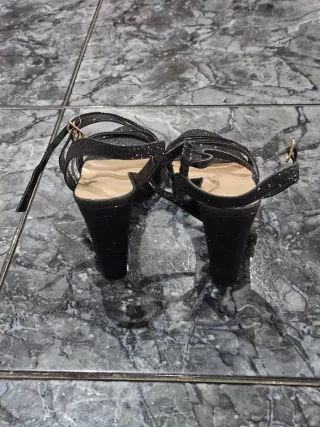 Sandalias de tacón negras brillantes