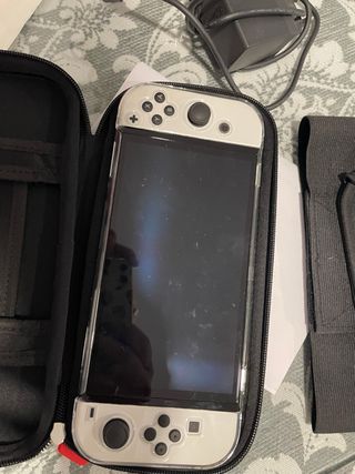 Nintendo Switch OLED + 2 juegos + funda