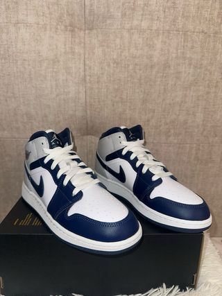 Zapatillas Air Jordan 1 Mid Azul y Blanco