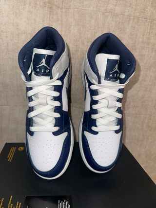 Zapatillas Air Jordan 1 Mid Azul y Blanco