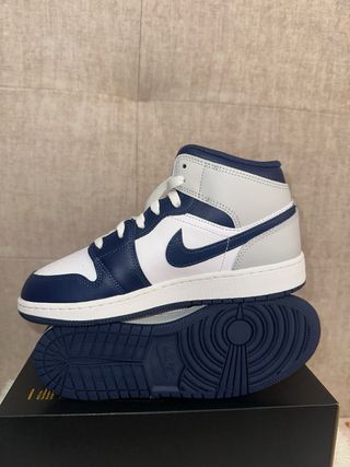 Zapatillas Air Jordan 1 Mid Azul y Blanco