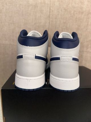 Zapatillas Air Jordan 1 Mid Azul y Blanco