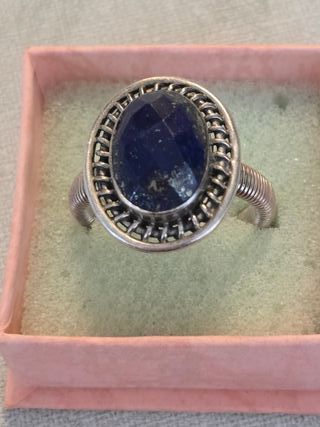 Hermoso anillo de plata con lapislázuli