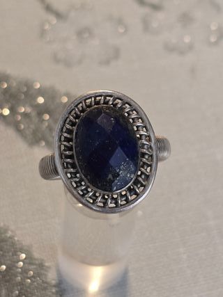 Hermoso anillo de plata con lapislázuli