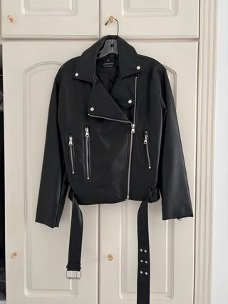 Cazadora negra efecto piel
